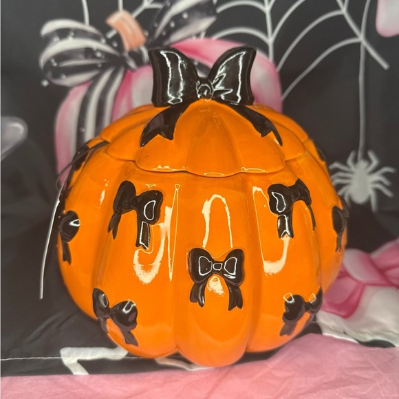 2025 Halloween COBWEBS & CAULDRONS  Black Bows Pumpkin Cookie Jar Canister  New - Picture 1 of 4
